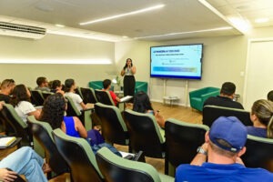 Prefeitura de Salvador promove reunião técnica para orientar food trucks sobre manipulação segura de alimentos no Carnaval