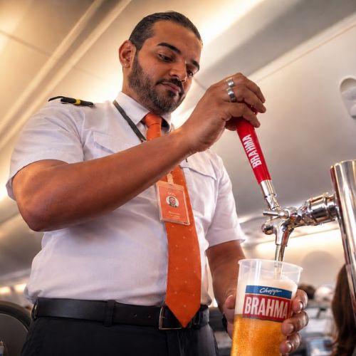 Brahma e GOL apresentam hospitalidade a bordo com serviço inédito de chopp_DeBoa Brasília